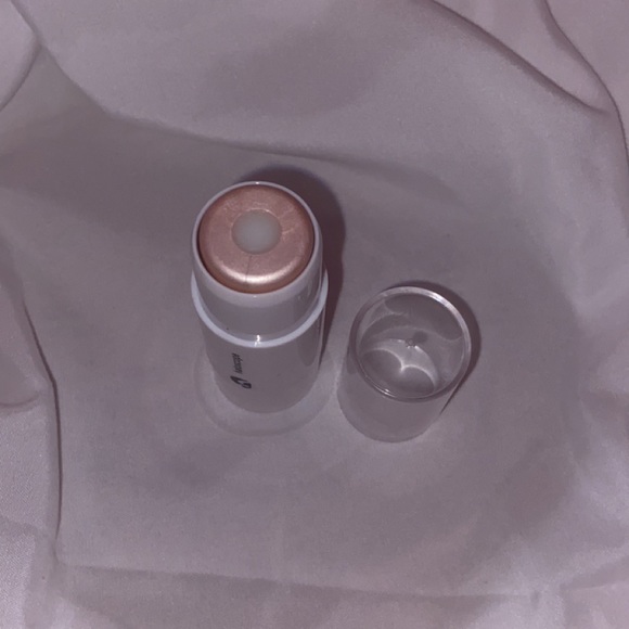 Glossier Haloscope Dew Effect Highlighter in Quartz - Picture 2 of 3